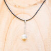 Pendentif en Howlite suspendue sur la chaîne acier