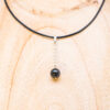 Pendentif en Obsidienne noire suspendue sur la chaîne acier