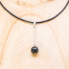 Pendentif en Obsidienne noire suspendue sur la chaîne acier